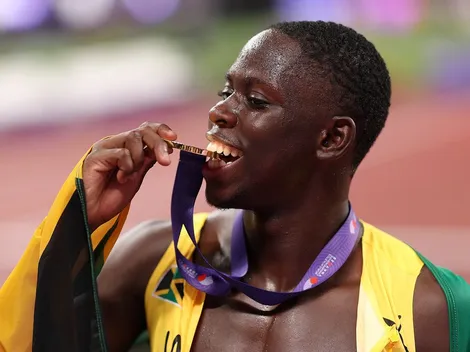 Tiene 24 años, hizo historia en Tokio y esta a nada de superar a Usain Bolt