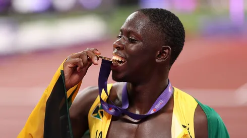 Oblique Seville con su medalla de oro en el Mundial de Atletismo Tokio 2025 .