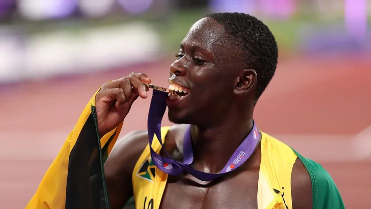 Oblique Seville con su medalla de oro en el Mundial de Atletismo Tokio 2025 .