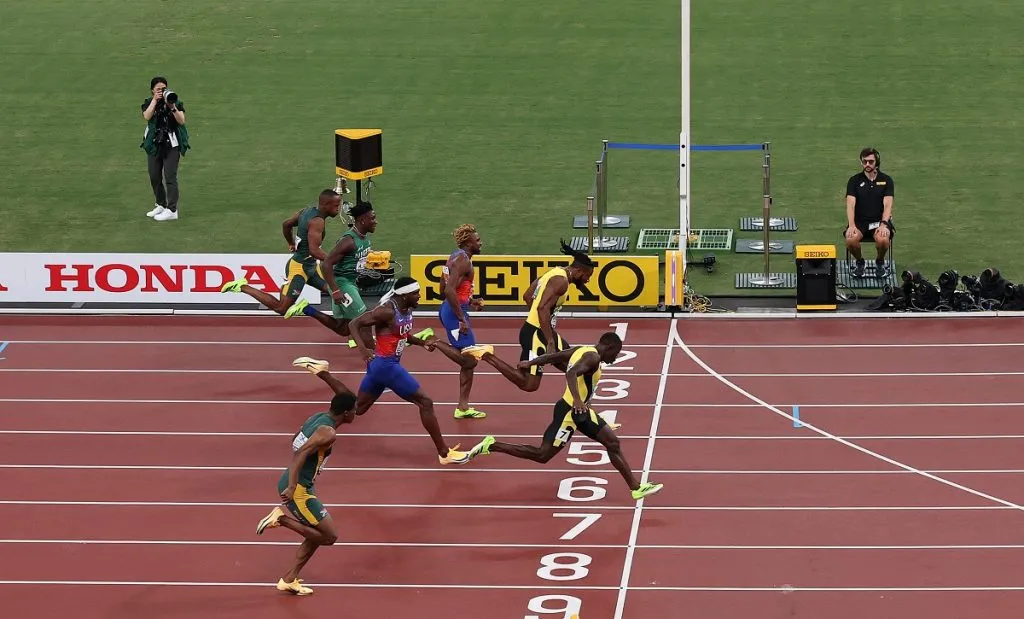 Oblique Seville cruza la línea de meta y gana la medalla de oro en el Mundial de Atletismo de Tokio 2025 (Getty Images).