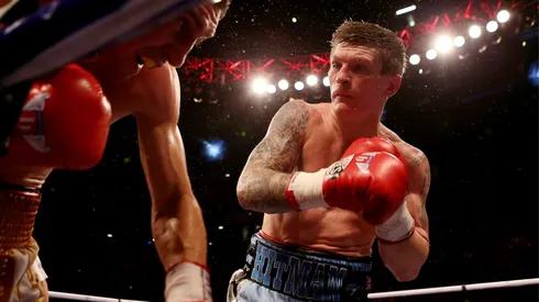 Ricky Hatton golpea a Vyacheslav Senchenko