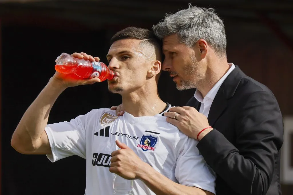 Fernando Ortiz le da indicaciones a Lucas Cepeda. (Andres Pina/Photosport).