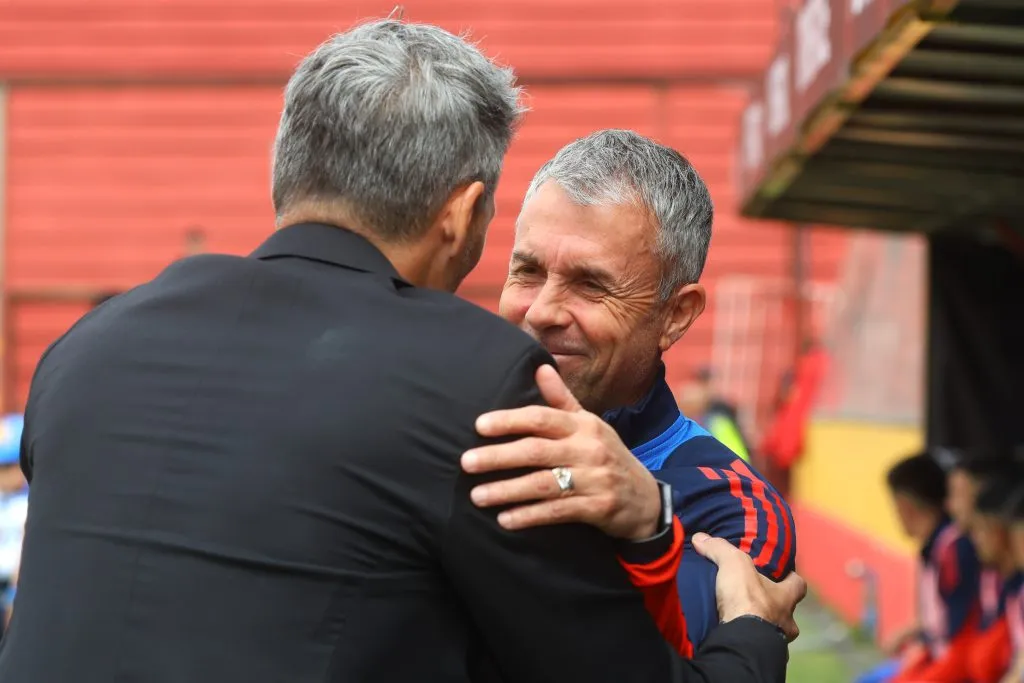 El saludo de Fernando Ortiz y Gustavo Álvarez antes del Superclásico que U de Chile ganó con claridad. (Jonnathan Oyarzun/Photosport).