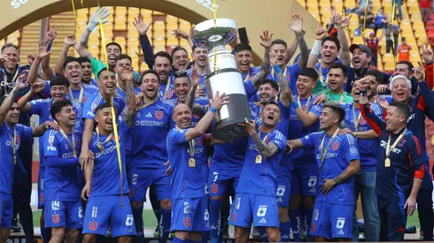 Chico Hoffens le enrostra a Borghi "la copita" ganada por la U ante Colo Colo.