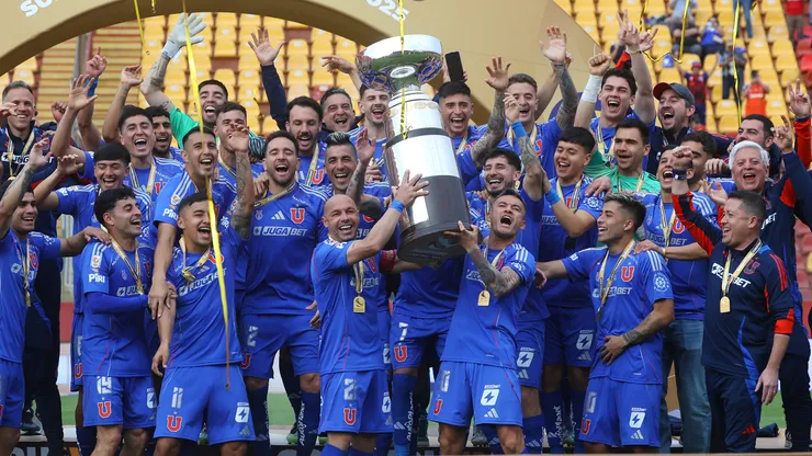Chico Hoffens le enrostra a Borghi "la copita" ganada por la U ante Colo Colo.