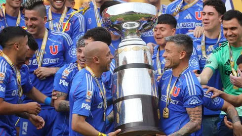 Marcelo Díaz y Charles Aránguiz sostienen el trofeo de la Supercopa.
