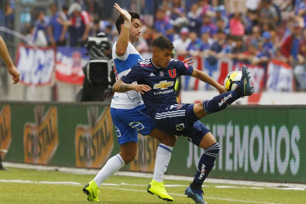 Yerko Leiva ante Stefano Magnasco en un Clásico Universitario. (Ramon Monroy/Photosport).