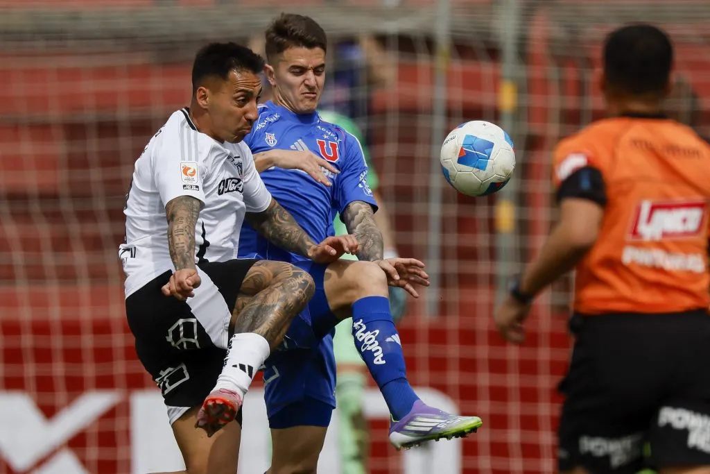 Javier Correa ante Franco Calderón en el clásico que Colo Colo cayó ante U de Chile. (Andres Pina/Photosport).