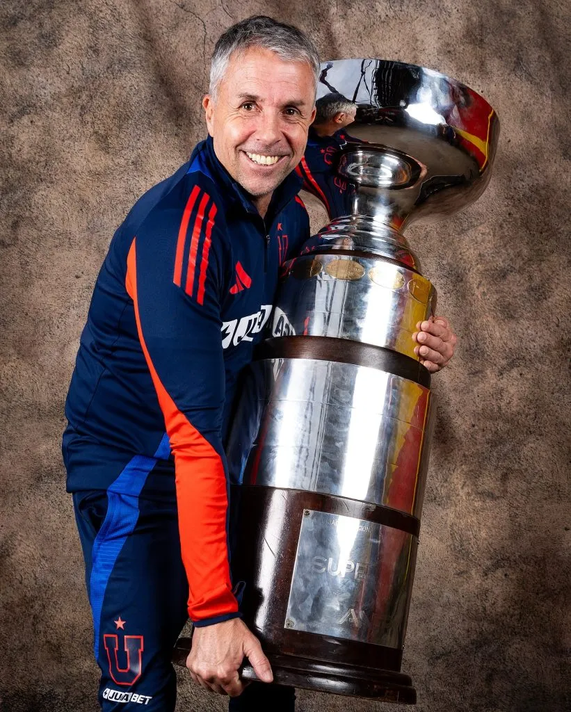 Gustavo Álvarez levantó su segunda copa con la U y su futuro es todo un misterio. Foto: U. de Chile.