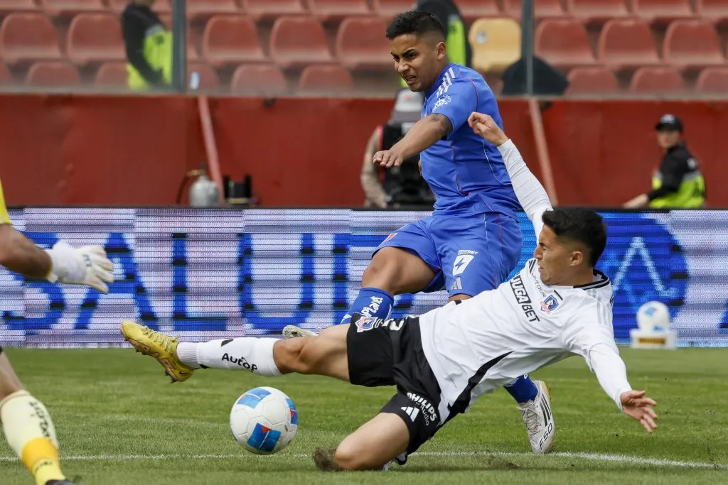 Jonathan Villagra intenta bloquear un remate del Nico Guerra. (Andres Pina/Photosport).