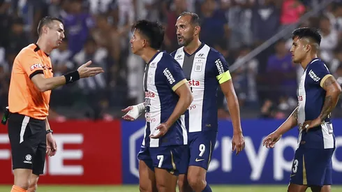 Fernando Gaibor mostró el descontento de Alianza Lima por los arbitrajes.
