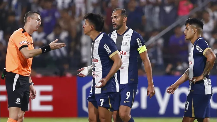 Fernando Gaibor mostró el descontento de Alianza Lima por los arbitrajes.