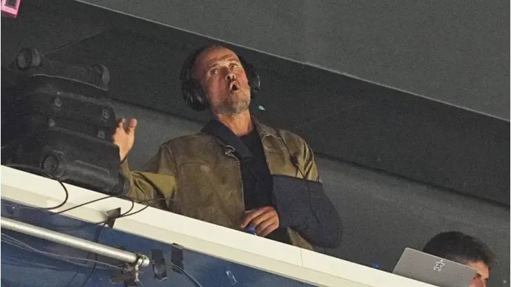Luis Enrique dirigió el primer tiempo del PSG desde una caseta