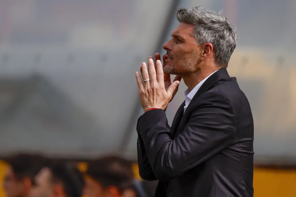 Fernando Ortiz ya está cuestionado en Colo Colo. Foto: Andres Pina/Photosport