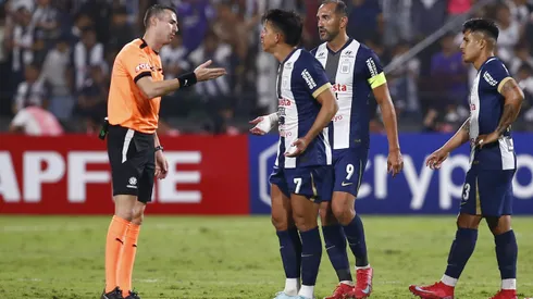 Alianza recibe a la U en Lima.