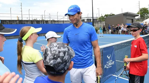 Rafael Nadal se reúne con jóvenes tenistas seleccionados para su academia en 2019.