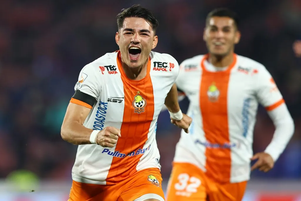Diego Coelho celebra un gol que le anotó a Universidad de Chile en el Nacional. (Javier Torres/Photosport).
