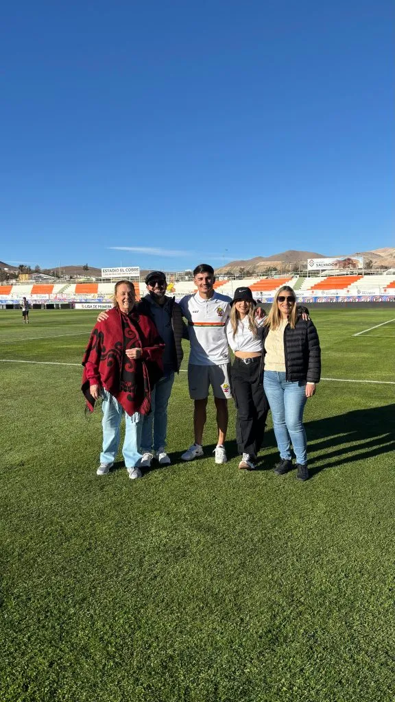 Diego Coelho con algunos familiares en el estadio El Cobre. (Cedida).