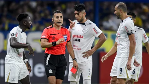 Carlos Zambrano le habla a Piero Maza en La Bombonera.