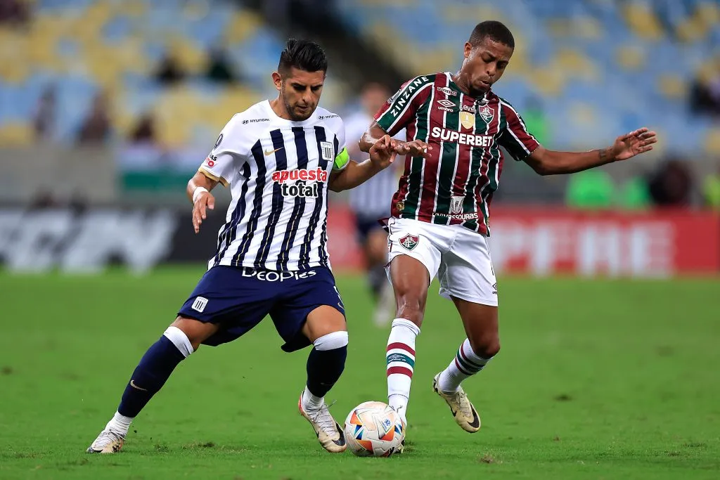 Carlos Zambrano en acción ante Fluminense en la Copa Libertadores 2024. (Buda Mendes/Getty Images).