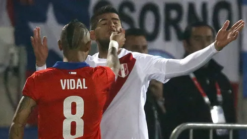 Carlos Zambrano tuvo fuertes roces con Arturo Vidal en partidos internaciones de Perú ante Chile.