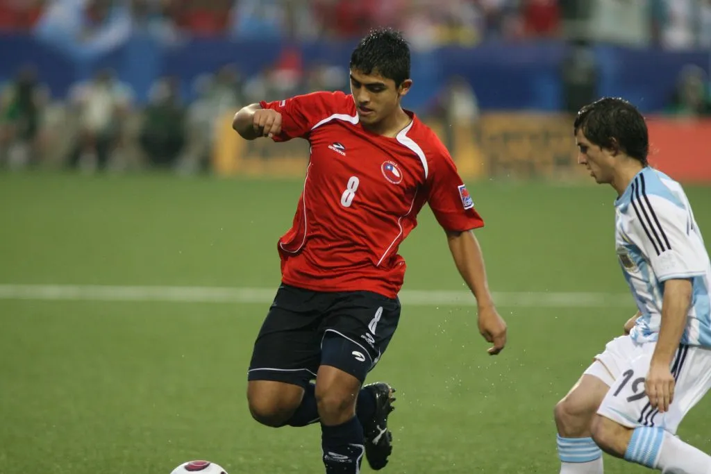 Dagoberto Currimilla en acción ante Argentina por la semifinal del Mundial Sub 20 de 2007. (Photosport).