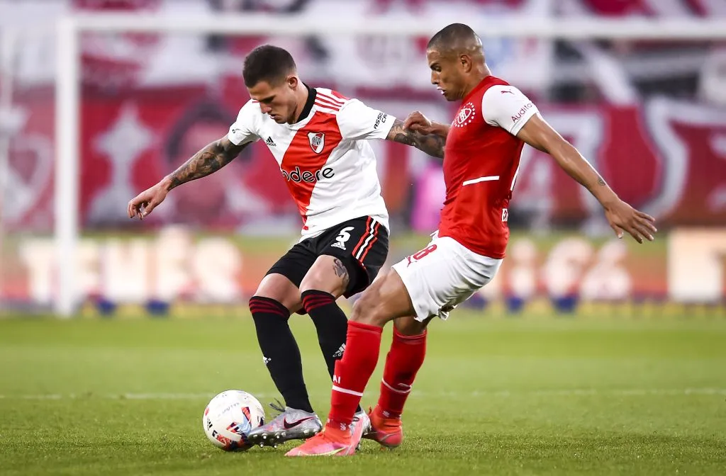 Leandro Benegas lucha un balón ante Bruno Zuculini en un Independiente vs River Plate. (Marcelo Endelli/Getty Images).