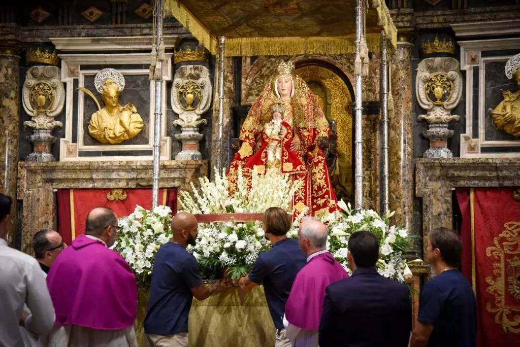 La ofrenda del Sevilla a la Virgen de los Reyes. Foto: El Diario de Sevilla