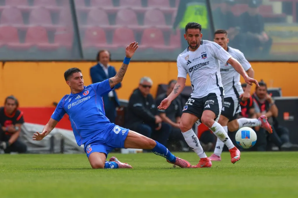Mauricio Isla en acción frente a la U de Chile, que ganó 3-0 a Colo Colo en la Supercopa 2025. (Javier Vergara/Photosport).