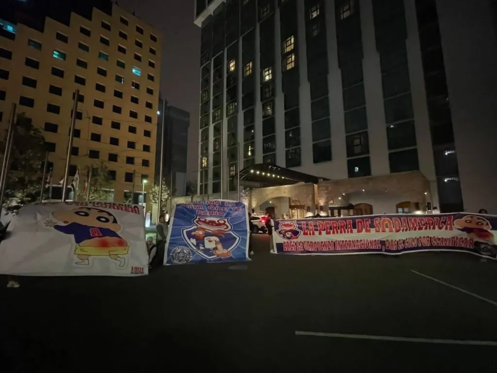 Los hinchas de Alianza Lima mostraron lienzos en el hotel de la U en Perú.