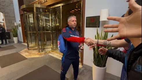 Gustavo Álvarez comparte con los hinchas de la U en Lima.