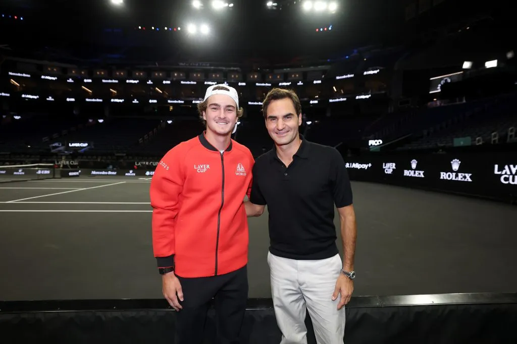 Joao Fonseca junto a Roger Federer. (Photo by Ezra Shaw/Getty Images for Laver Cup)