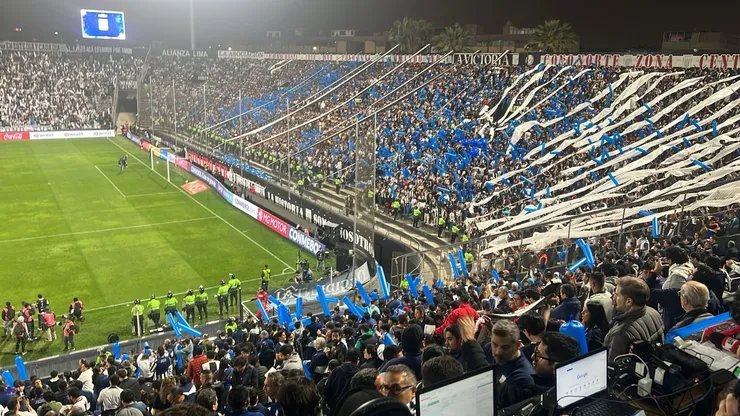 A estadio lleno se juega el partido.