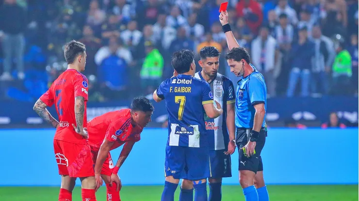 Carlos Zambrano fue expulsado en Alianza Lima ante la U.