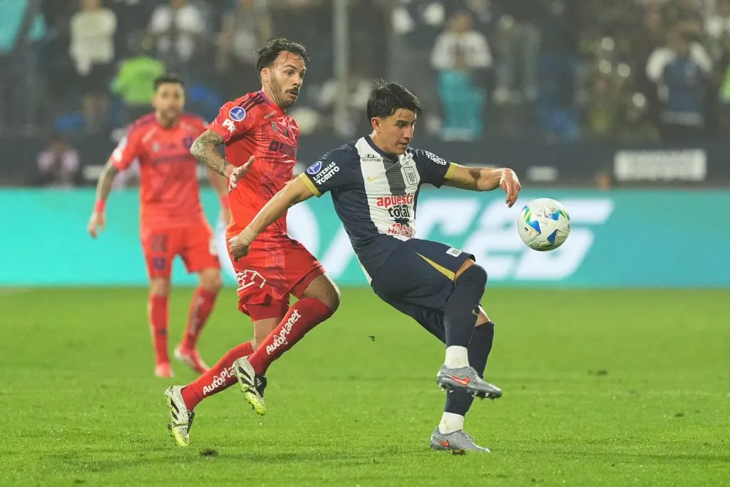 Fernando Gaibor siendo marcado por Sebastián Rodríguez | Getty Images