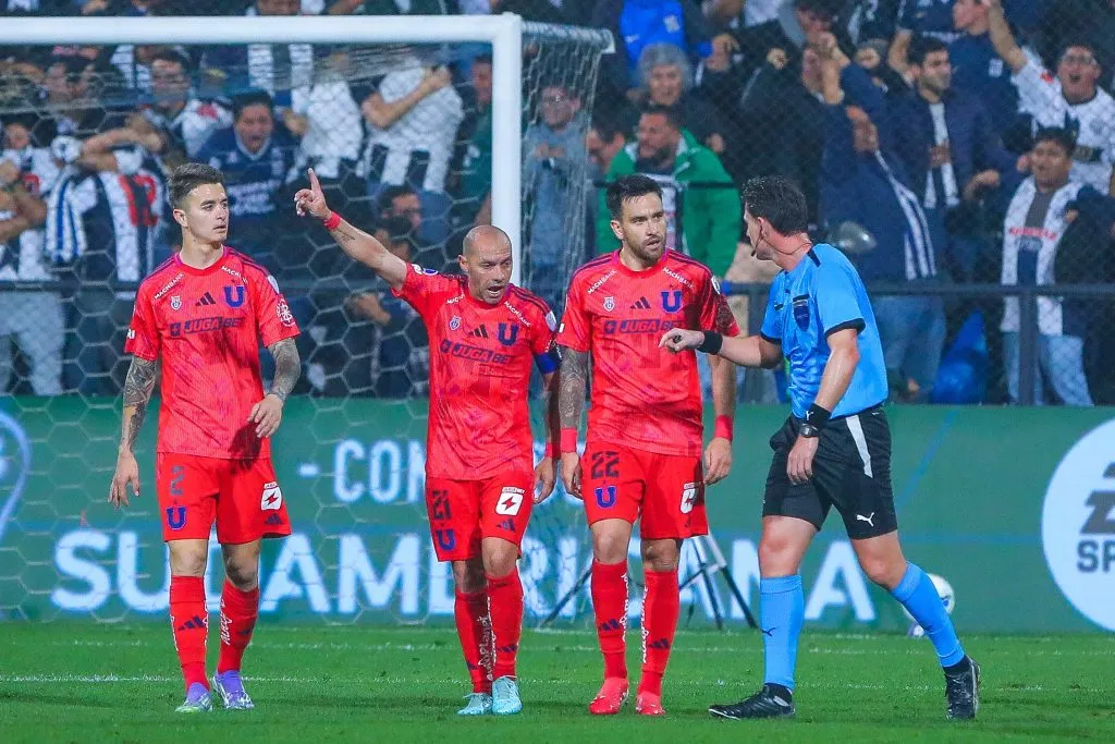 Marcelo Díaz alegando por la mano antes del gol de Alianza | Photosport