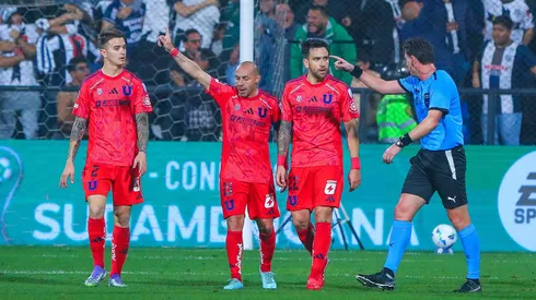 Marcelo Díaz salió al entretiempo del partido en Perú.