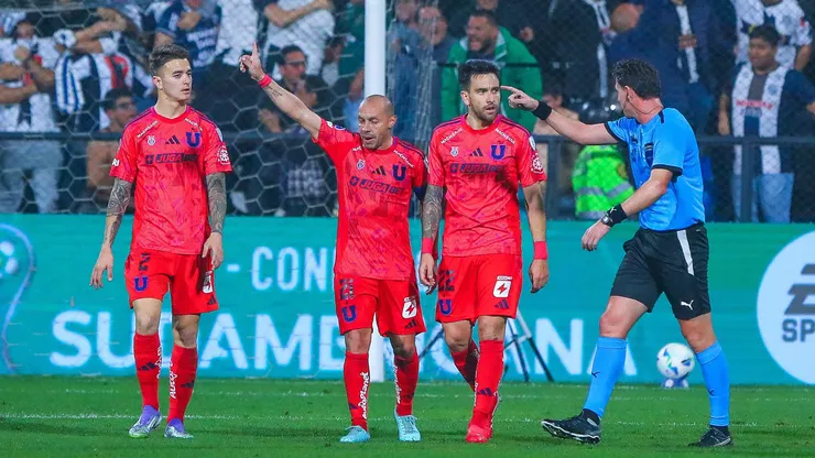 Marcelo Díaz salió al entretiempo del partido en Perú.