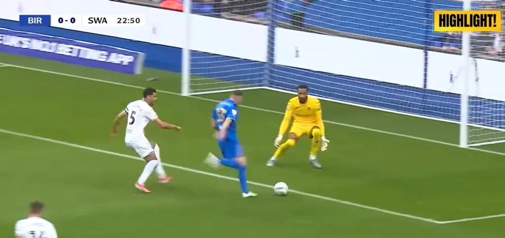 El gran achique de Lawrence Vigouroux ante Marvin Ducksch en la derrota vs Birmingham City. (Captura YouTube).