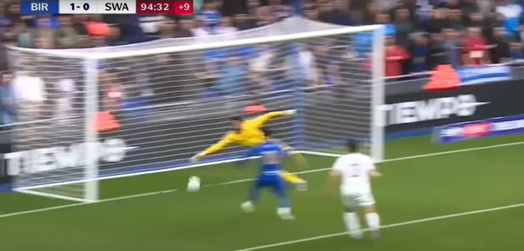 Vigouroux y su estéril reacción para el gol del Birmingham City. (Captura).