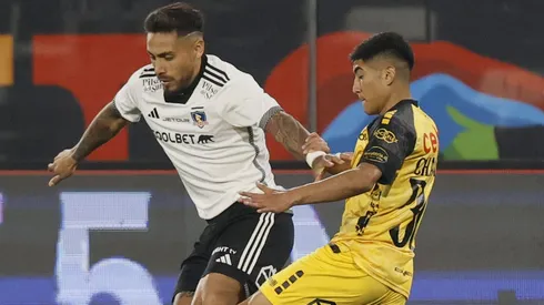 Benjamín Chandía lucha un balón con Marcos Bolados.