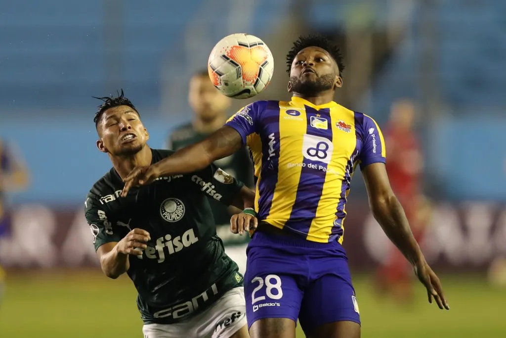 Jonathan González, a la derecha, cuando jugaba por Delfín. Fue asesinado a tiros en Esmeraldas, Ecuador. (Dolores Ochoa – Pool/Getty Images).