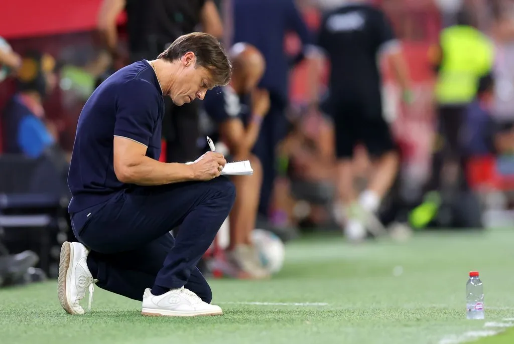 Matías Almeyda saca conclusiones en medio del partido de Sevilla. (Fran Santiago/Getty Images).