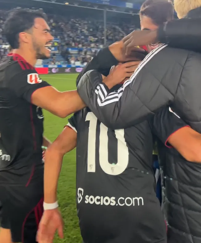 Gabriel Suazo fue muy fervoroso en las felicitaciones a Alexis Sánchez. (Captura Sevilla CF).
