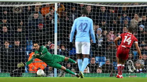 Claudio Bravo fue elegido entre los 100 mejores porteros de la historia