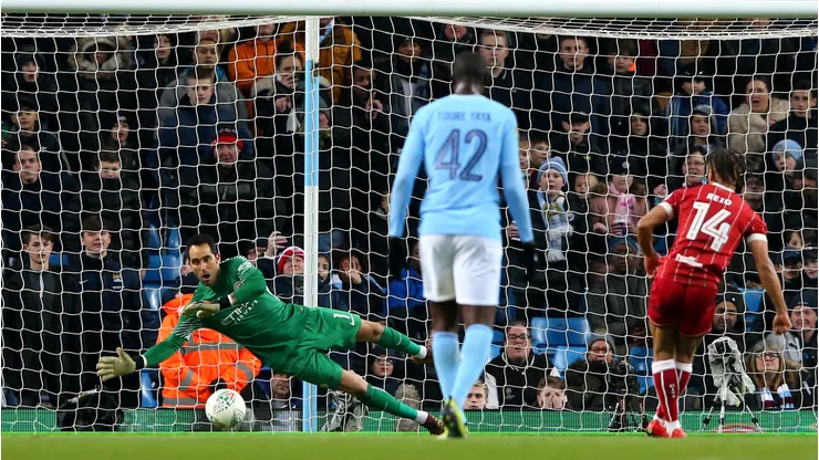 Claudio Bravo fue elegido entre los 100 mejores porteros de la historia