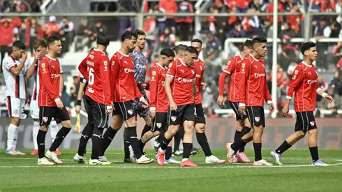 Plantel de Independiente recibe insultos de hinchas en duelo con San Lorenzo.