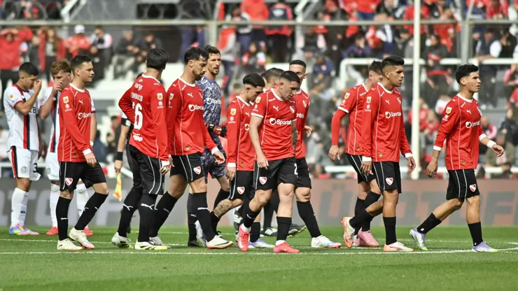 Plantel de Independiente recibe insultos de hinchas en duelo con San Lorenzo.