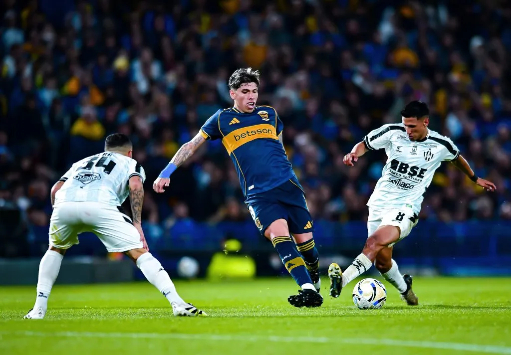 Carlos Palacios ante Central Córdoba. (Photo by Marcelo Endelli/Getty Images)