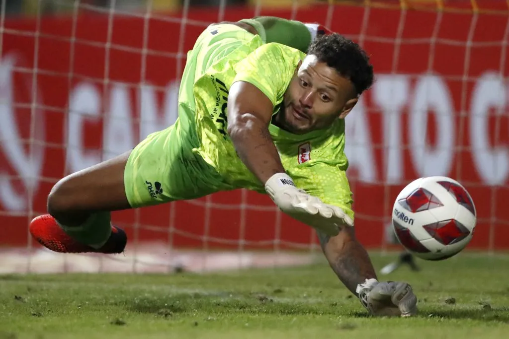 De acuerdo a la nueva regla que se estudia en la UEFA, una vez que el portero tape un penal, no habrá rebote. Foto: Andres Pina/Photosport